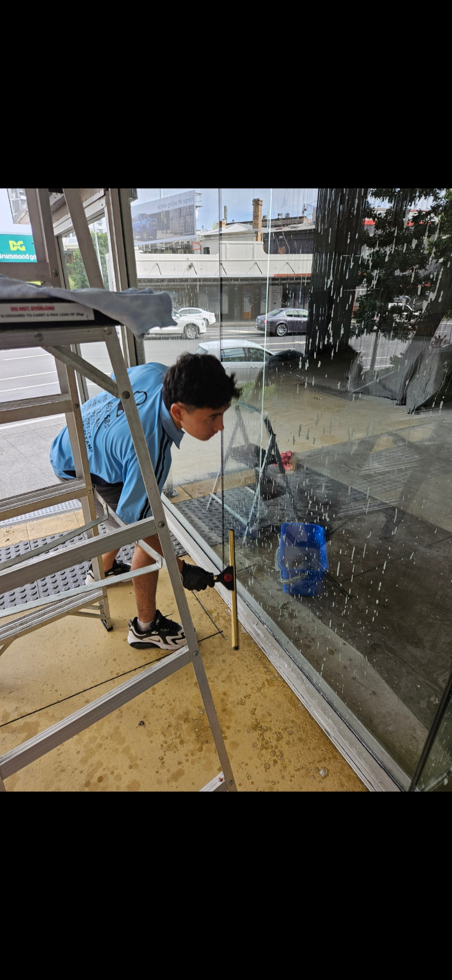 Cleaning a Brisbane shopfront window after fit-out